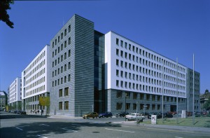Ministerialgebäude am Carolaplatz Dresden - Ansicht Straße