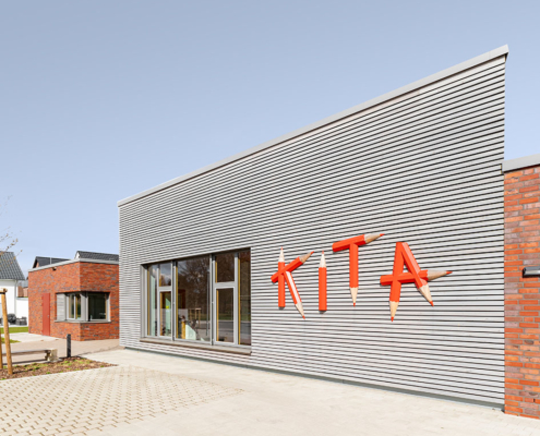 Holzfassade mit KITA-Schriftzug | Kita Stöckheim