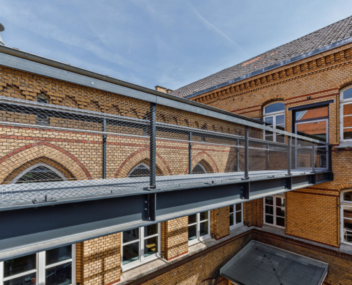 Anschluss der Stahlbrücke für die Brandschutzsanierung des Gymnasiums Kleine Burg, Außenstelle Leopoldstraße, in Braunschweig.